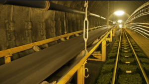 NN conveyor belt for heavy duty applications